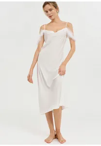 Nuisette élégante en satin blanc avec col bénitier et bordure en plumes aux épaules