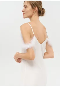 Vue arrière détaillée d'une nuisette en satin blanc avec bordure en plumes douces