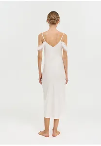 Vue arrière d'une nuisette en satin blanc avec détails élégants en fausse fourrure.