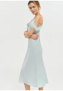 Vue latérale détaillée d'une robe nuisette en satin bleu clair avec garniture en plumes