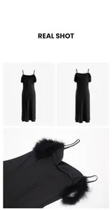 Vue détaillée d'une nuisette en satin noir avec une élégante bordure en plumes aux bras.