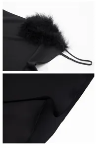 Gros plan d'une nuisette en satin noir avec bordure en plumes élégante