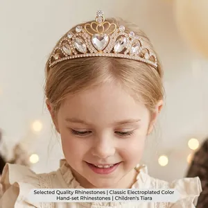 Gros plan d'un diadème de princesse en strass en forme de cœur pour anniversaire