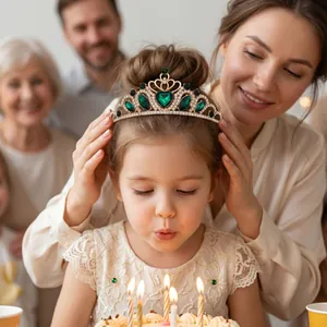 Vue détaillée d'une couronne de princesse pour enfant avec strass verts lors d'un anniversaire