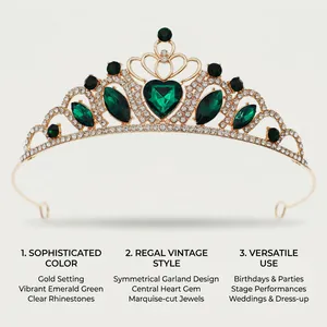 Détail d'un diadème vintage royal avec cœur vert émeraude et strass clairs.