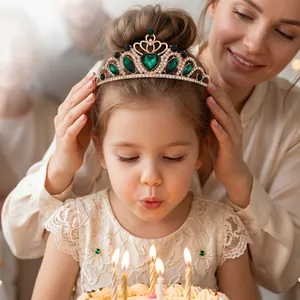 Couronne de Princesse pour Enfants Diadème en Alliage Forme de Coeur avec Strass Accessoire de Cheveux pour Anniversaire Mariage Fête