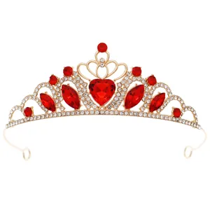 Couronne de princesse dorée pour enfants avec strass rouges en forme de cœur et cristaux clairs.