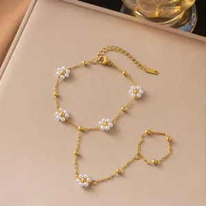 Elegante bracciale anello dorato con margherite di perle bianche e piccole perline