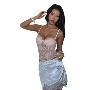 Haut de caraco corset en dentelle rose élégant avec broderie florale et bretelles
