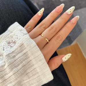 Détail d'une délicate bague cœur en argent S925 doré avec micro-pavé de cristaux sur une main.