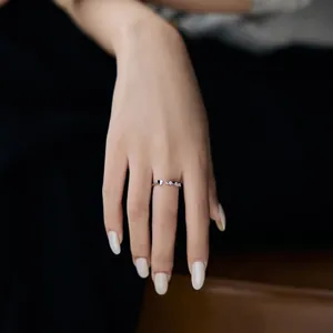 Vue rapprochée d'une bague ouverte en argent S925 avec cœur noir et pierres brillantes