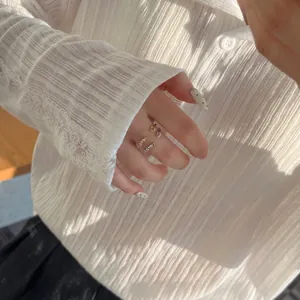 Gros plan de bagues ouvertes en argent sterling S925 avec micro-incrustation de cœur.
