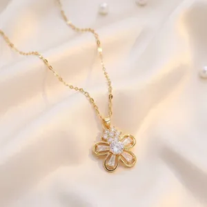 Elegante goldfarbene Halskette mit Blumenanhänger und Zirkonia-Einlage