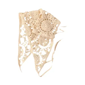 Élégant foulard triangle en dentelle au crochet crème fait main pour femmes
