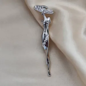 Élégante Broche Silhouette de Femme Avec Chapeau à Bord Large Alliage d'Argent Strass Incrusté Épingle de Mode pour Manteau Femme