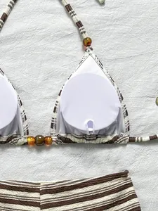 Vista dettagliata dell'interno di un bikini a righe con imbottiture rimovibili e perline