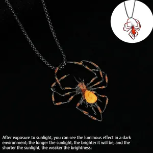 Dettaglio della collana con ciondolo a ragno luminoso per la moda hip-hop di Halloween