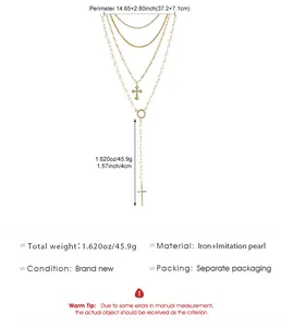 Élégant collier multi-rangs en chaîne dorée avec perles d'imitation et pendentifs croix
