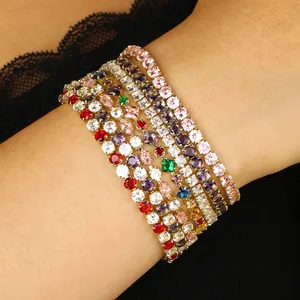 Elegante set di braccialetti tennis con strass colorati multi-filo su polso femminile