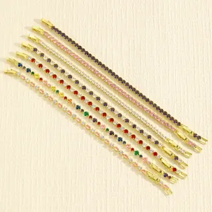 Eleganti bracciali tennis placcati in oro con pietre di zirconia cubica multicolore.