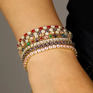 Dettaglio di bracciali tennis in zirconia cubica multicolore impilati sul polso