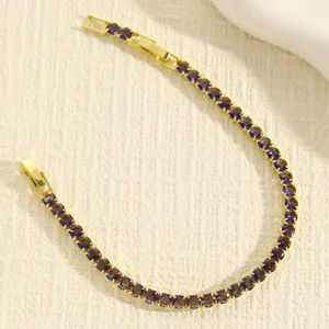 Elegante bracciale tennis in oro con pietre di zircone viola tonde, vista dettagliata.
