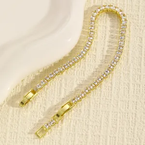 Vista dettagliata di un bracciale tennis placcato oro con zirconi cubici quadrati.