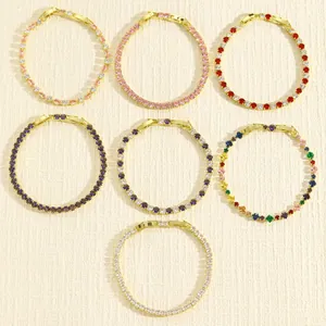 Collezione di eleganti bracciali tennis dorati con cristalli scintillanti colorati.