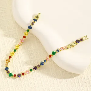 Dettaglio ravvicinato di un bracciale dorato con cristalli quadrati multicolore
