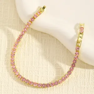 Primo piano di un raffinato bracciale tennis dorato con brillanti zirconi rosa.