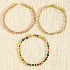 Selezione di tre bracciali tennis in cristallo colorato con chiusure pieghevoli dorate