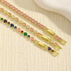 Dettaglio di tre braccialetti placcati in oro con cristalli rosa e multicolore.
