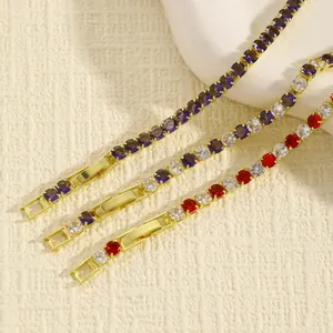 Primo piano di tre eleganti bracciali tennis con dettagli in strass viola e rossi