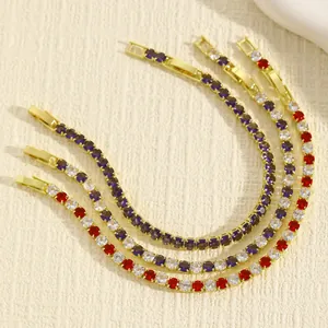 Vista dettagliata di eleganti bracciali tennis con zirconi rossi e viola brillanti