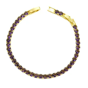 Dettaglio di un bracciale tennis placcato oro con pietre di zircone viola tonde
