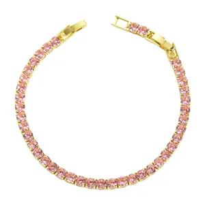 Vista dettagliata di un elegante bracciale in finitura dorata con pietre rosa tonde e brillanti.