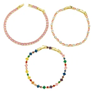 Eleganti bracciali tennis placcati in oro con cristalli rosa e pietre multicolore.