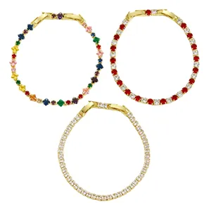 Vista dettagliata di tre braccialetti dorati con cristalli in vari colori vivaci