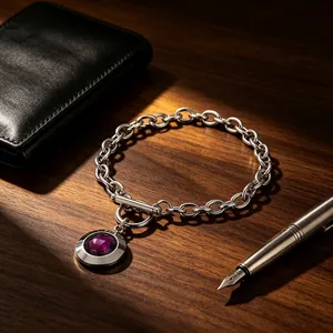 Bracelet gourmette vintage en acier titane avec un pendentif en cristal violet facetté.