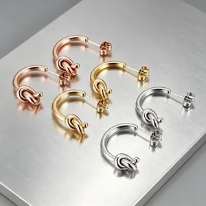 Ensemble de trois paires de boucles d'oreilles créoles nœud en or, argent et or rose