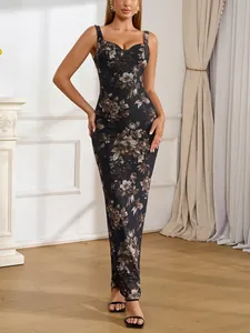 Elegante abito lungo attillato nero con stampa floreale e spalline sottili.