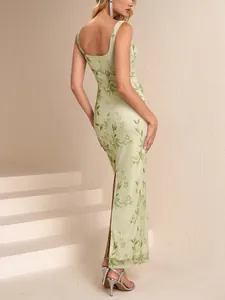 Vista posteriore di un elegante vestito lungo in rete floreale verde chiaro con spacco e scollo