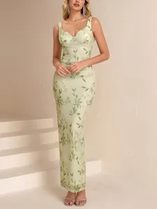 Elegante vista intera di un abito lungo in mesh verde chiaro con stampa floreale