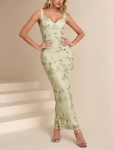 Elegante abito lungo in mesh a stampa floreale verde con scollo a cuore e vestibilità attillata