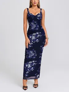 Abito lungo sexy in mesh floreale blu scuro con scollo a cuore e vestibilità.