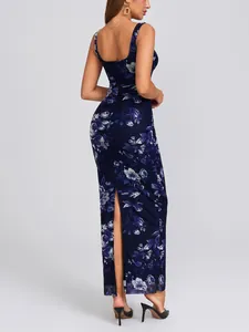Dettaglio di maxi abito in mesh floreale blu navy con spacco posteriore e vestibilità bodycon.