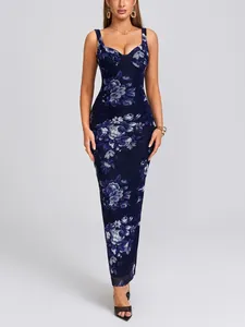 Vista frontale dettagliata di un abito lungo in rete a fiori blu navy con vestibilità sexy.