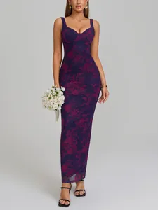 Elegante abito lungo in rete a fiori viola, vestibilità aderente e con spalline sottili