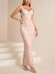 Elegante abito lungo in mesh a fiori con vestibilità attillata sexy e spalline sottili.
