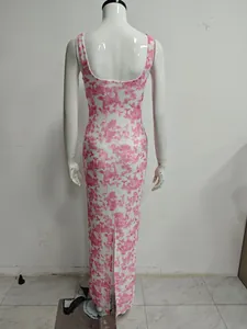 Vista posteriore di un abito lungo in mesh a fiori rosa con scollatura a U e spacco